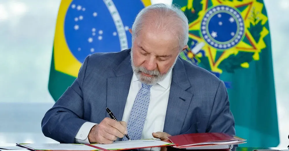 Nova legislação assinada por Lula também traz descontos no Imposto de Renda para salários até R$ 7.350 e taxação extra progressiva para rendas acima de R$ 600 mil anuais.