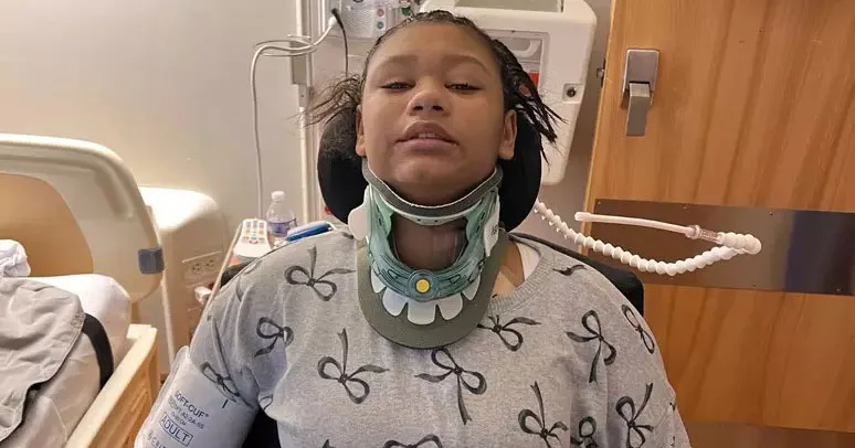 Após acidente em parque com camas elásticas, Maggie Isble, 16, enfrenta reabilitação intensa e apresenta avanços considerados “milagrosos” pela família.