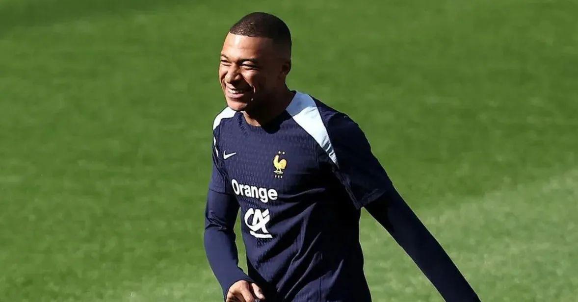Mbappé se prepara para o duelo entre França e Ucrânia pelas Eliminatórias Europeias.