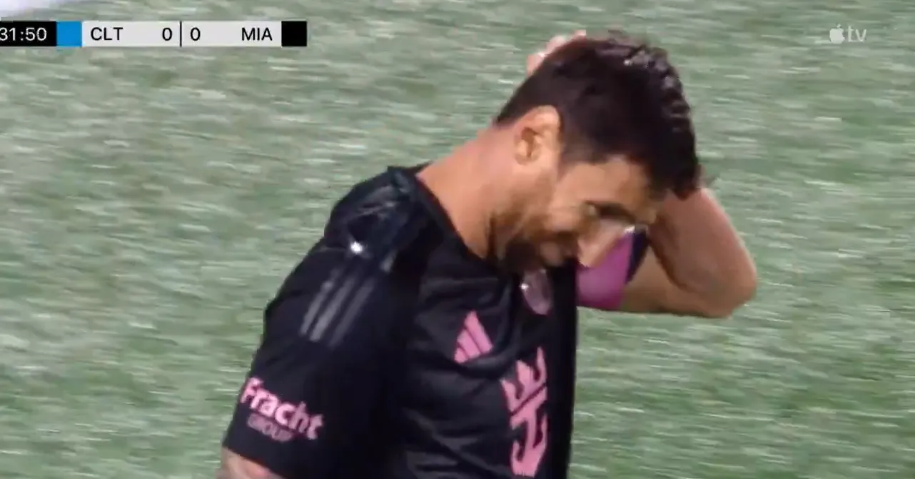 Messi, conhecido por sua habilidade e precisão nas cobranças de pênaltis, não conseguiu converter a oportunidade quando a partida ainda estava 0x0 e deixou os torcedores desapontados.