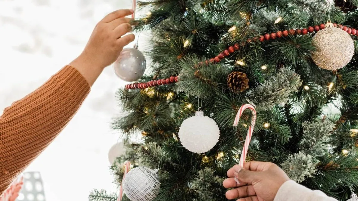 Descubra qual é a data certa de montar a árvore de natal de acordo com a tradição cristã.