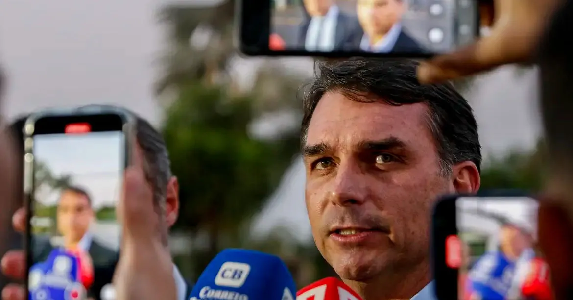 Alexandre de Moraes autoriza visitas dos filhos a Jair Bolsonaro na Superintendência da Polícia Federal, em Brasília, sob regras rígidas após a prisão preventiva do ex-presidente.