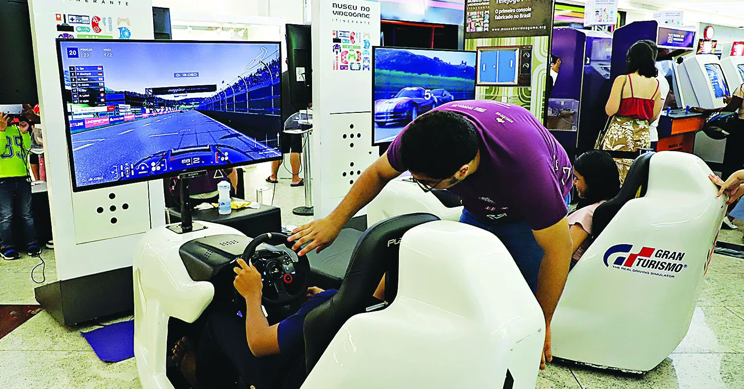 O museu permite o contato e conta a história de videogames de diversas gerações