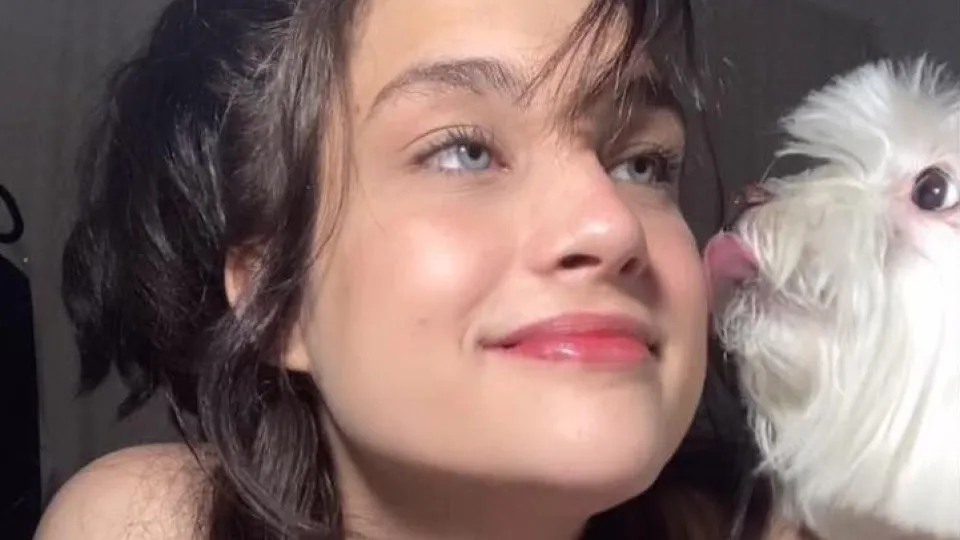 A atriz Bia Lomelino morreu nesta quarta-feira (27), aos 25 anos. A causa da morte não foi revelada.