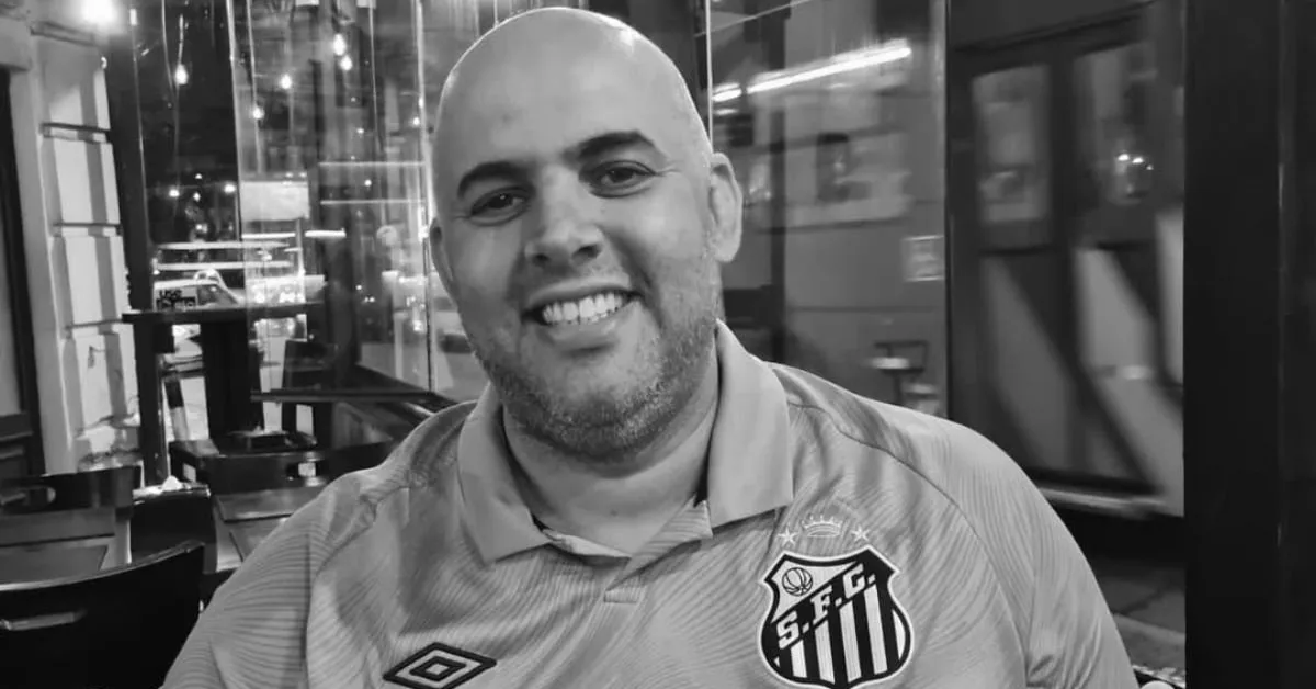 Marcão, voz do Santos no Varanda, morre aos 42 anos após narrar vitória santista. Luto no futebol.