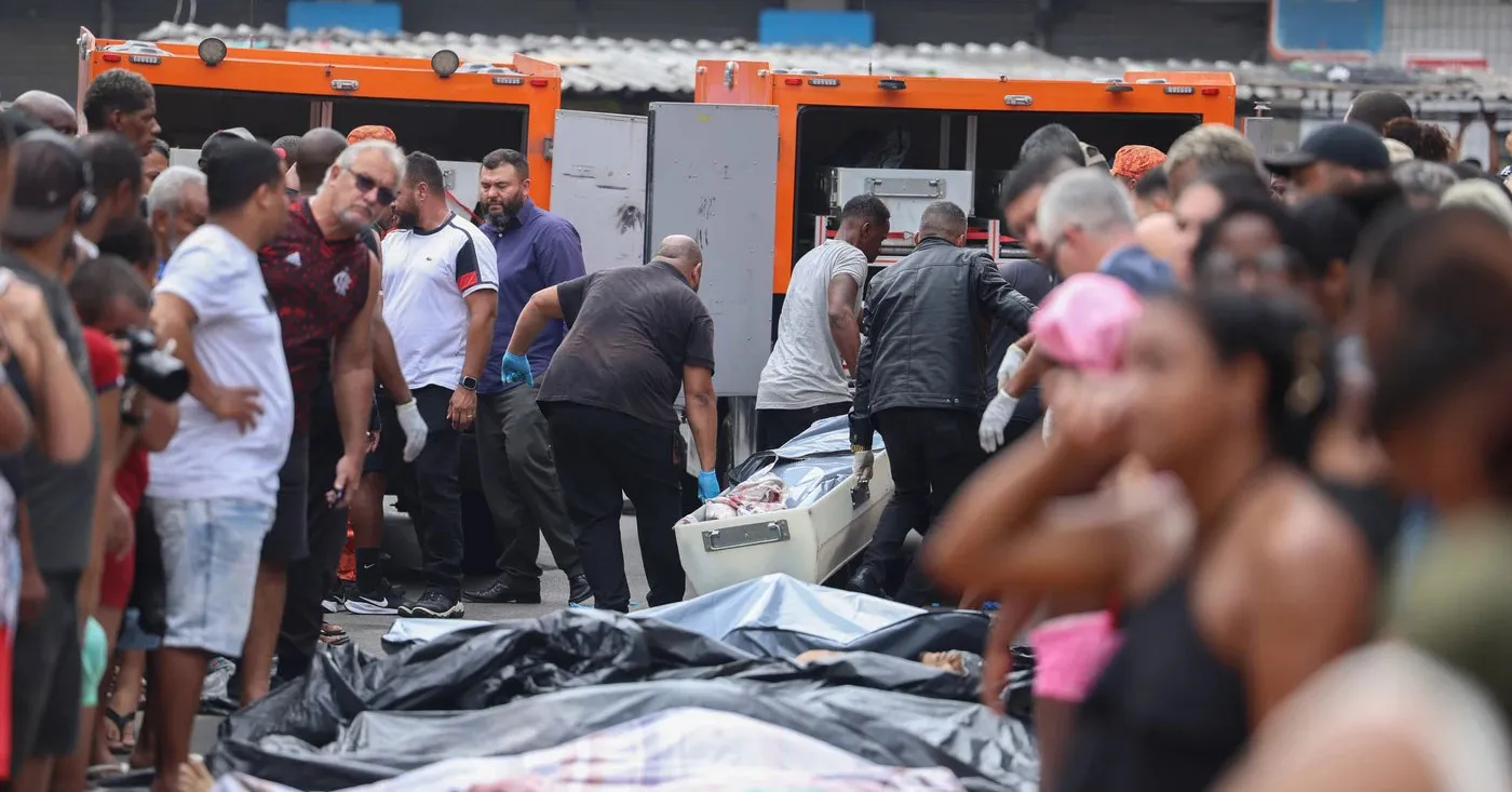 Moradores dos complexos da Penha e do Alemão contabilizam corpos após a megaoperação policial que deixou 121 mortos no Rio de Janeiro. A ação, considerada a mais letal da história do estado, ainda levanta dúvidas sobre a estratégia do Bope, o uso de câmeras corporais e a identificação das vítimas.