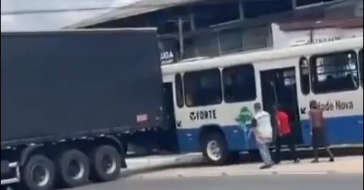De acordo com o Código de Trânsito Brasileiro (CTB), o motorista pode ser responsabilizado por infrações relacionadas à condução imprudente ou negligente.