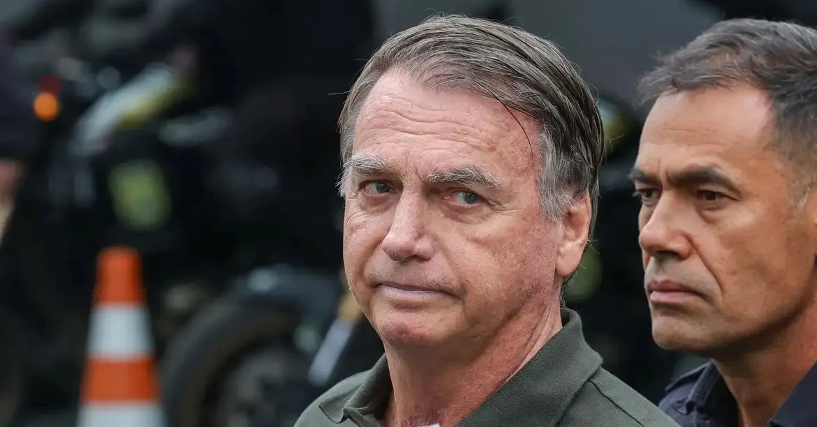 Jair Bolsonaro deixa hospital no DF após procedimento médico, no último domingo (14): ex-presidente foi condenado a 27 anos e 3 meses de prisão por tentativa de golpe de Estado.