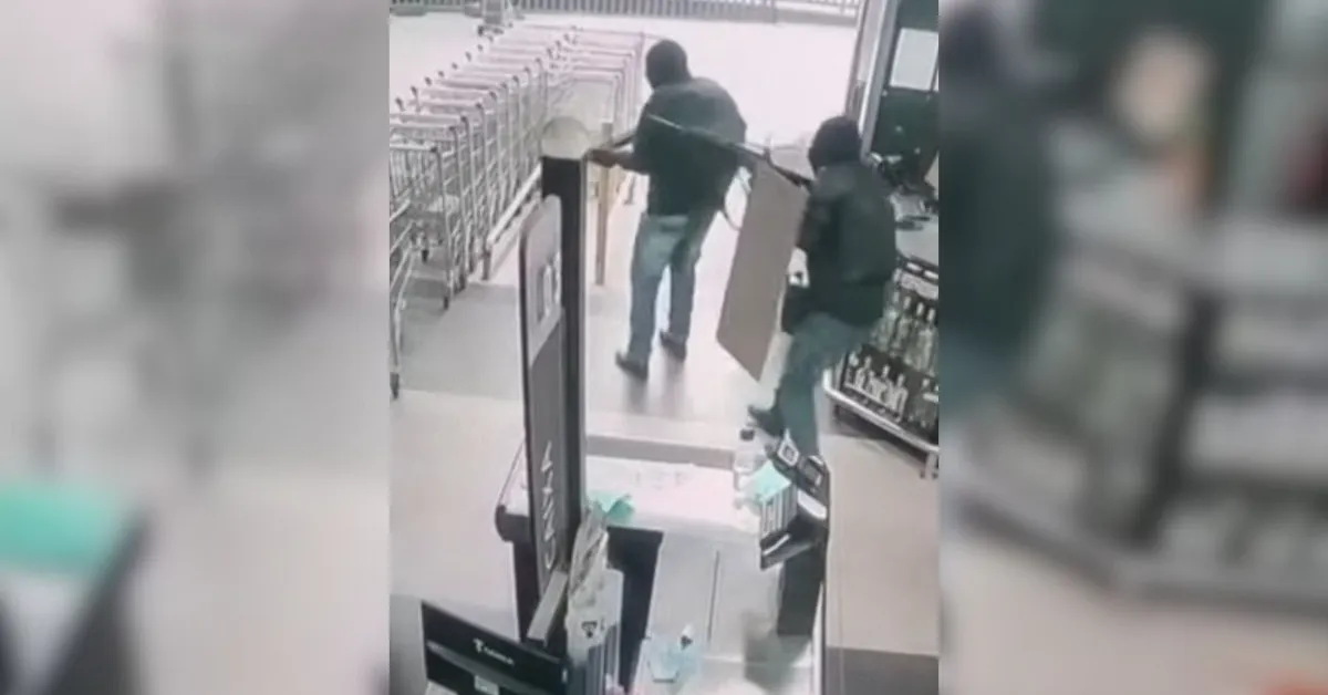 As gravações mostram um carro preto chegando ao estacionamento do supermercado, de onde saíram pelo menos quatro homens fortemente armados.