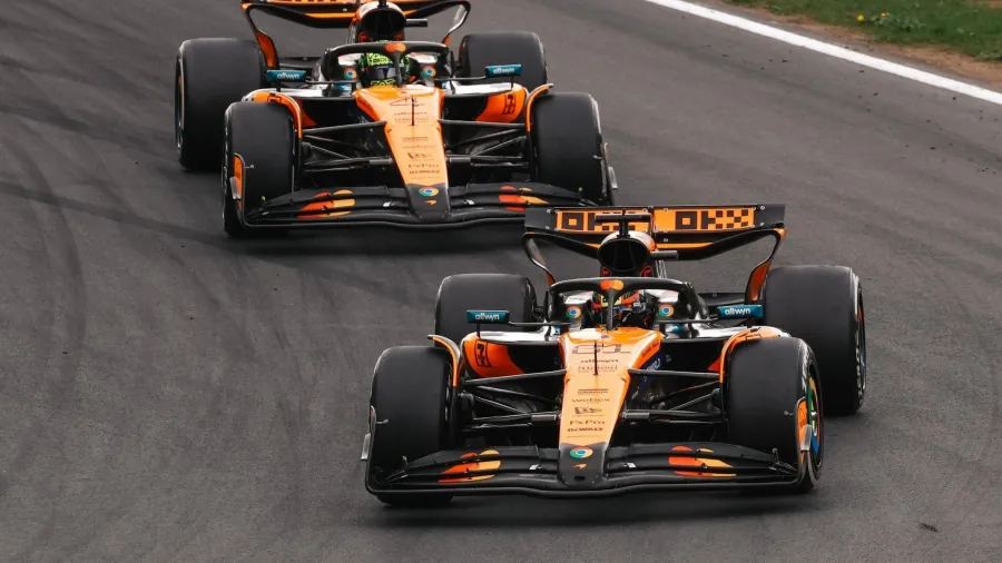 Oscar Piastri, da McLaren, lidera GP da Holanda, com Lando Norris em segundo