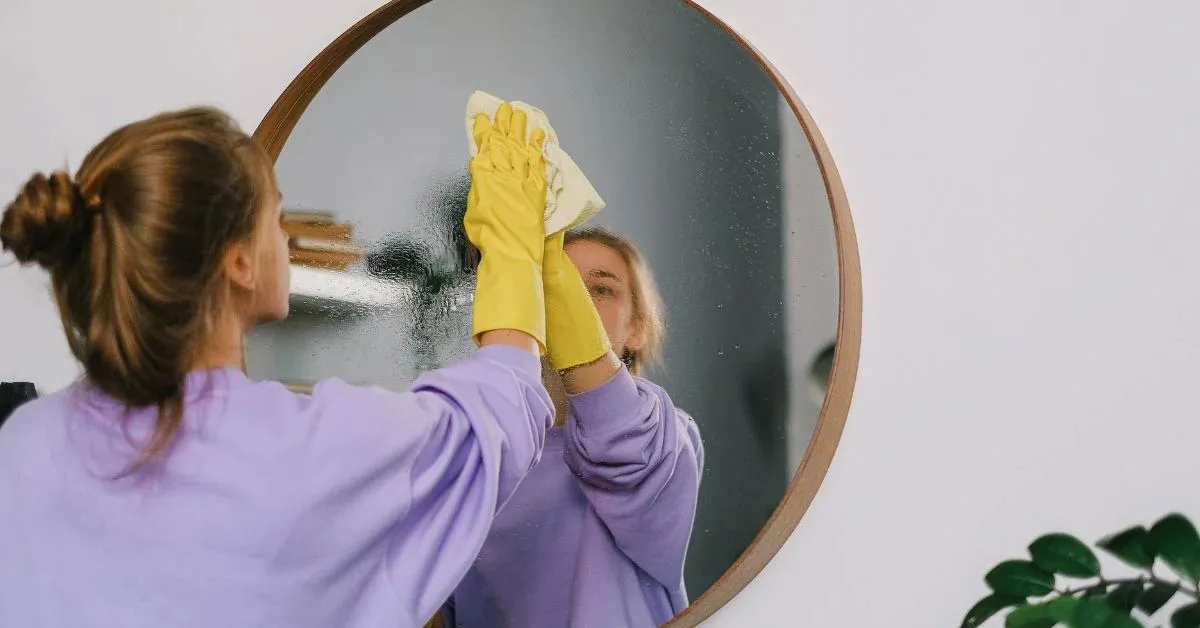 Limpar o espelho exige técnica: pano de microfibra e produtos como vinagre ou álcool 70% garantem brilho sem deixar marcas.