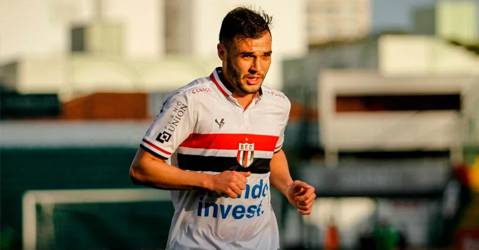 Jean Victor, alvo do Paysandu para 2026, acumula 139 jogos e nove gols pelo Botafogo-SP nas últimas quatro temporadas.