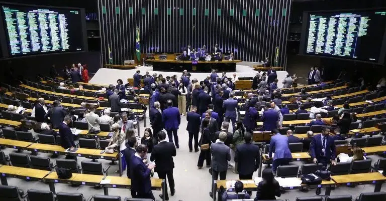 Deputados durante sessão que aprovou, em dois turnos, a chamada "PEC da Blindagem", que muda regras sobre processos criminais contra parlamentares.