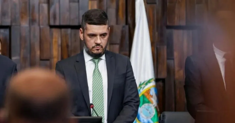 Presidente da Alerj, Rodrigo Bacellar, foi preso na Operação Unha e Carne, que apura vazamento de informações sigilosas.