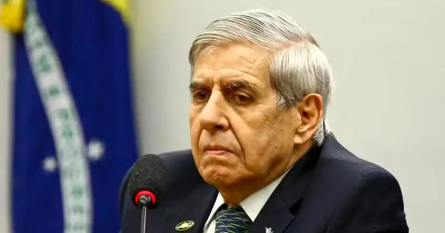 General Augusto Heleno, de 78 anos, foi levado ao Comando Militar do Planalto após a prisão; PGR defende transferência para regime domiciliar por razões humanitárias.