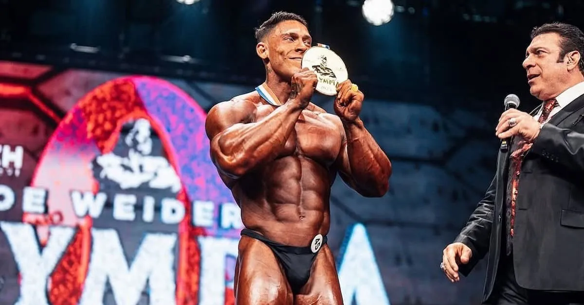Ramon Dino comemora histórico título do Mr. Olympia Classic Physique em Las Vegas, marcando a primeira vitória masculina brasileira no evento.