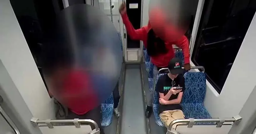 Vídeo mostra o momento em que Iryna Zarutska, refugiada ucraniana de 23 anos, é esfaqueada dentro de um trem em Charlotte, nos EUA.