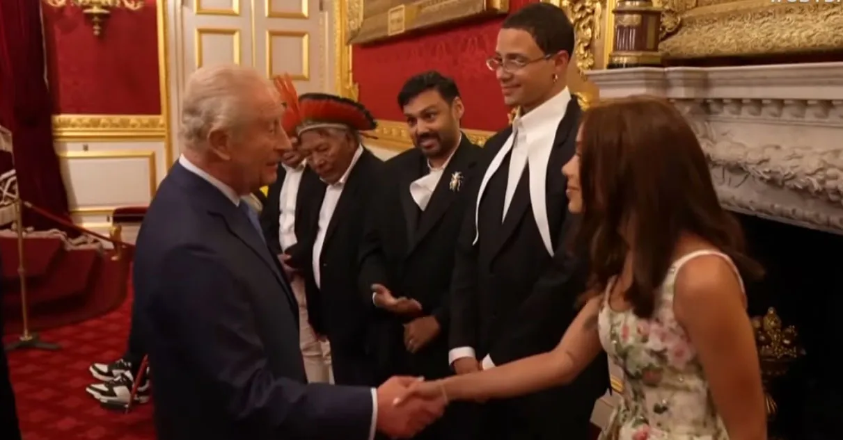 Anitta cumprimenta o rei Charles III durante encontro em Londres que reuniu lideranças indígenas e especialistas em meio ambiente.