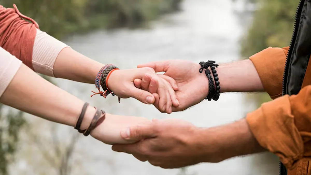 Um estudo aponta que os jovens tem rejeitado o modelo de relacionamento monogâmico tradicional e abraçado novas formas de vivenciar - ou não - o amor.