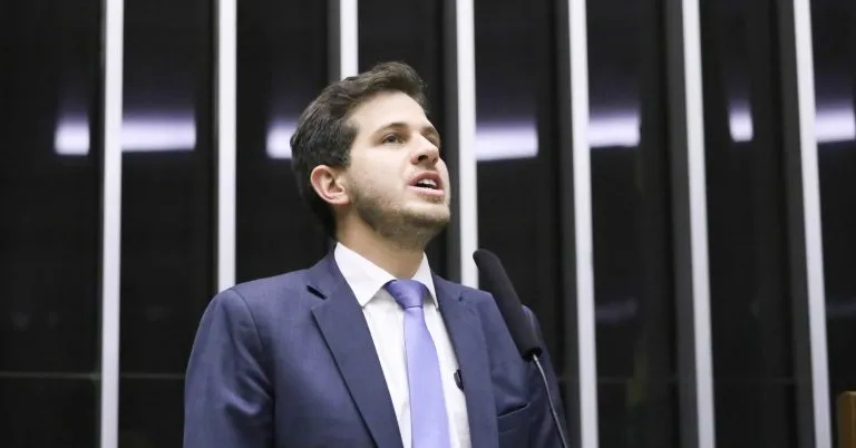 O texto teve como relator o líder do PSB, deputado Pedro Campos (PE).