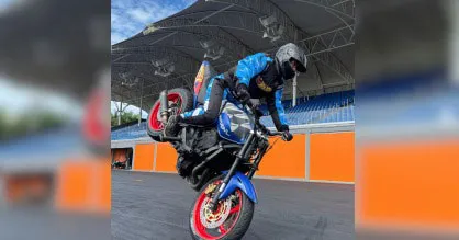 O wheeling exige precisão extrema e só é permitido em locais autorizados.