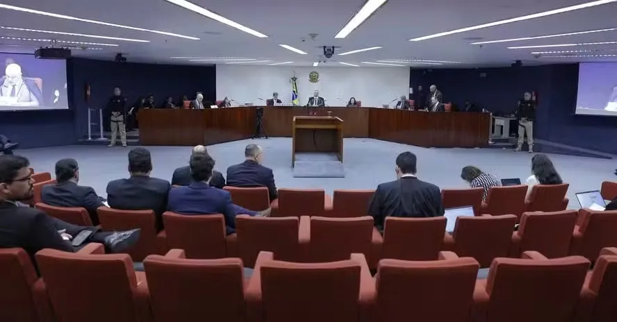 Ministros analisam decisão de Alexandre de Moraes em sessão virtual marcada por expectativa política.