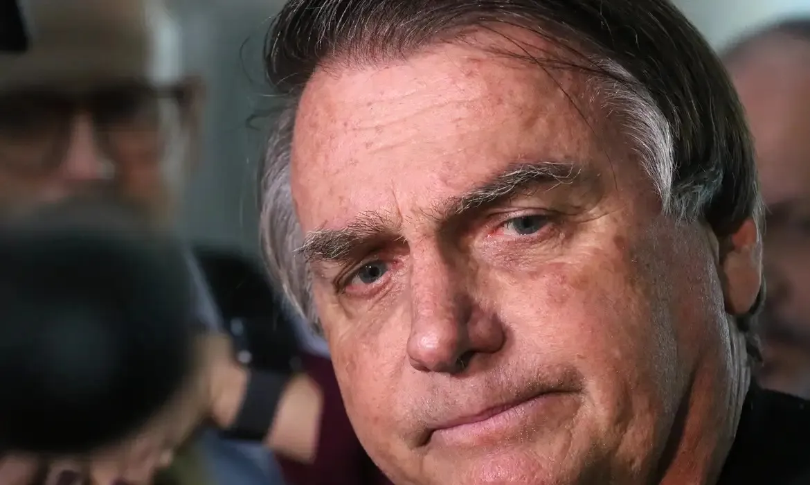 Ex-presidente, que cumpre prisão domiciliar, foi recebido sob aplausos por apoiadores.