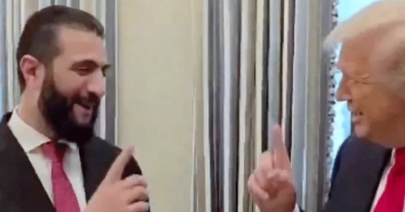 Presidente sírio Ahmed al-Sharaa (à esq.) respondeu com bom humor à pergunta de Trump sobre o número de esposas: "Uma".