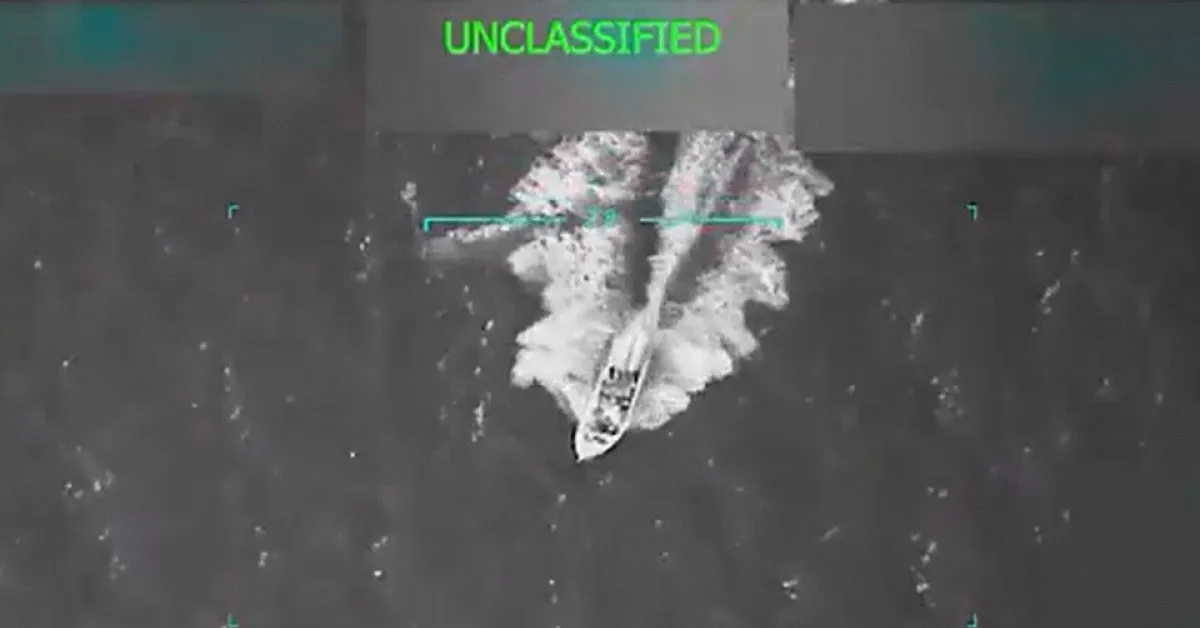 Vídeo divulgado pelo presidente Donald Trump mostra o momento em que militares dos EUA atingem embarcação venezuelana no Caribe.