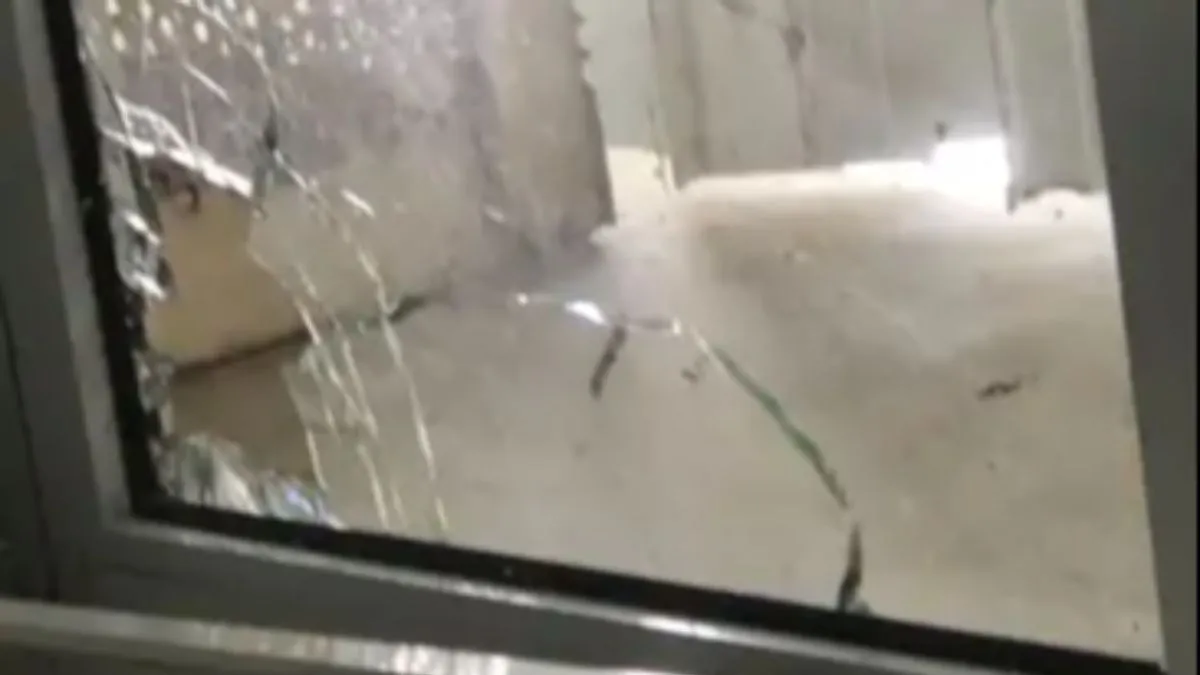 Vidro quebrado de janela atingida durante operação policial no Rio de Janeiro