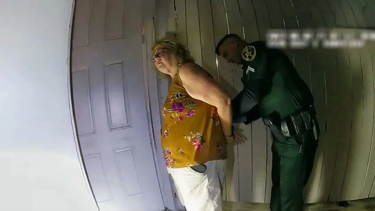 Sem entrevistas, sem narração. Entenda por que o doc, montado 100% com imagens reais, está forçando um debate urgente sobre racismo e a polêmica lei “Stand Your Ground”.