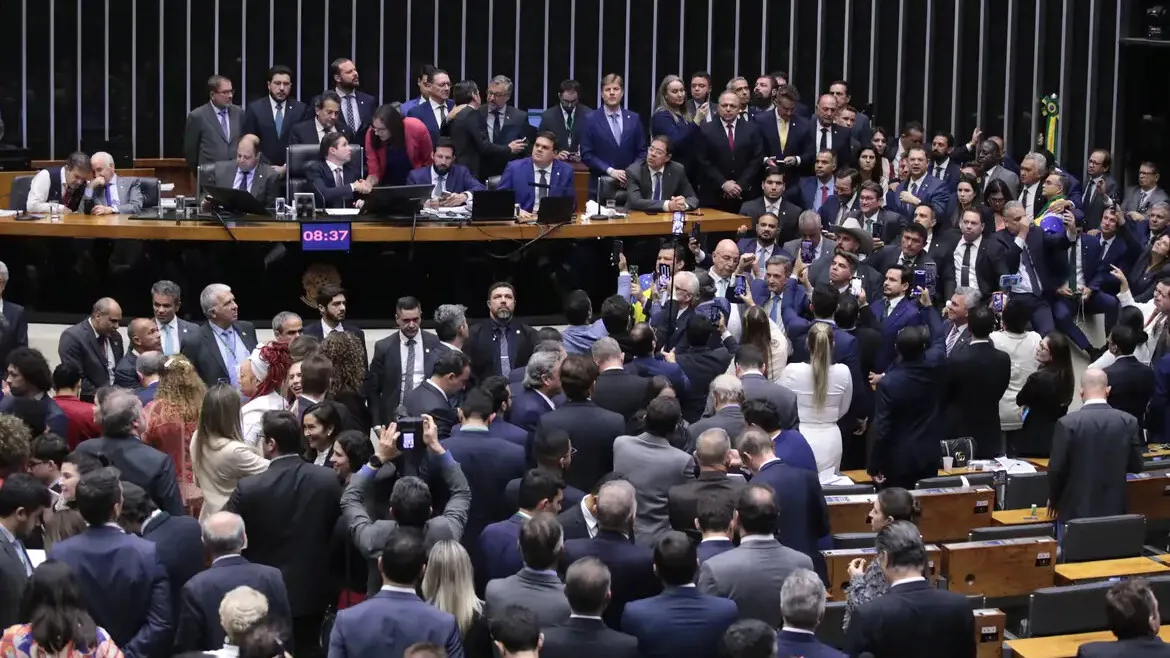 Câmara dos Deputados aprova urgência para projeto de anistia aos atos golpistas de 8 de janeiro de 2023, com 311 votos a favor e 163 contra.