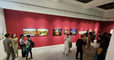 A exposição reúne fotografias, registros e trabalhos produzidos durante a jornada