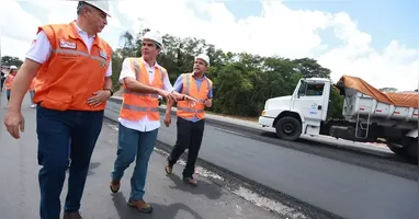 A obra avança em diversas etapas, como a pavimentação de 2,5 quilômetros, além dos serviços de terraplanagem e asfaltamento