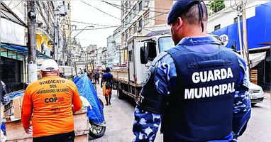 Mais de 30 agentes públicos participaram da operação. Abaixo, o prefeito Igor Normando explicou os objetivos da ação e que será criado um regramento específico para os flanelinhas