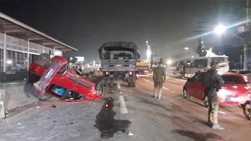 Carro de passeio ficou de cabeça para baixo após colisão