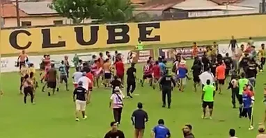 Torcedores também invadiram o campo