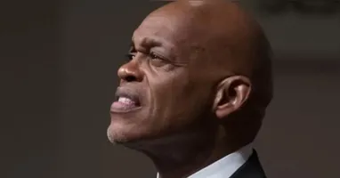 As autoridades informaram ainda que o principal suspeito do crime é Micah Sykes, de 31 anos, filho da vítima.