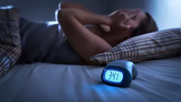 A insônia é uma condição que afeta milhões de brasileiros e pode ser desencadeada por diversos fatores, incluindo predisposição genética e situações estressantes.