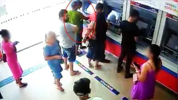 Sistema de câmeras da agência registraram o momento em que golpistas se aproveitam da idosa