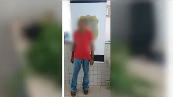 A prisão aconteceu após uma denúncia de um morador, que relatou ao comando da PM que um homem teria tentado invadir um galpão para furtar objetos.