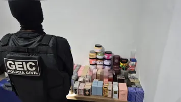 Na residência dos acusados, os investigadores encontraram um vasto estoque de produtos