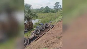 As rodas da carreta ficaram viradas para cima com a violência da queda na ribanceira