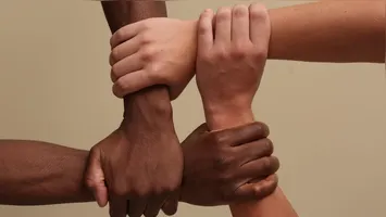 O texto define a misoginia como “a conduta que manifeste ódio ou aversão às mulheres, baseada na crença da supremacia do gênero masculino”.