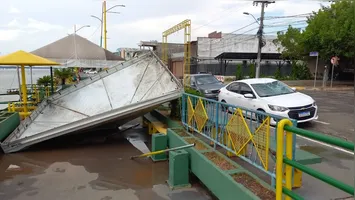 A chuva veio acompanhada de ventania forte, que derrubou árvores, destelhou prédios, danificou fachadas e alagou ruas, assustando moradores.
