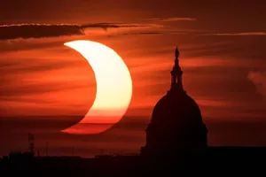 Descubra tudo sobre o maior eclipse solar, sua duração, visibilidade e como se preparar para esse fenômeno incrível.