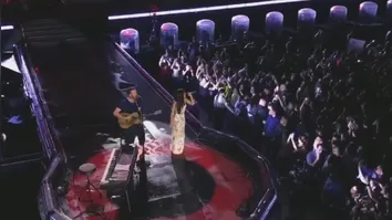 Chris Martin e Anitta agitam público no Mangueirão