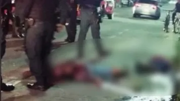 Corpos das duas vítimas estiradas no chão