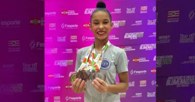 Maria Eduarda Lobo, de 13 anos de idade, levou emoção ao público com coreografia inspirada no Círio de Nazaré durante o Campeonato Brasileiro de Ginástica Rítmica, em Londrina.