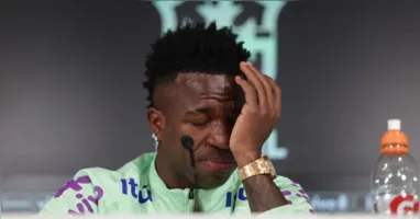 O atleta chorou e desabafou sobre o racismo que enfrenta